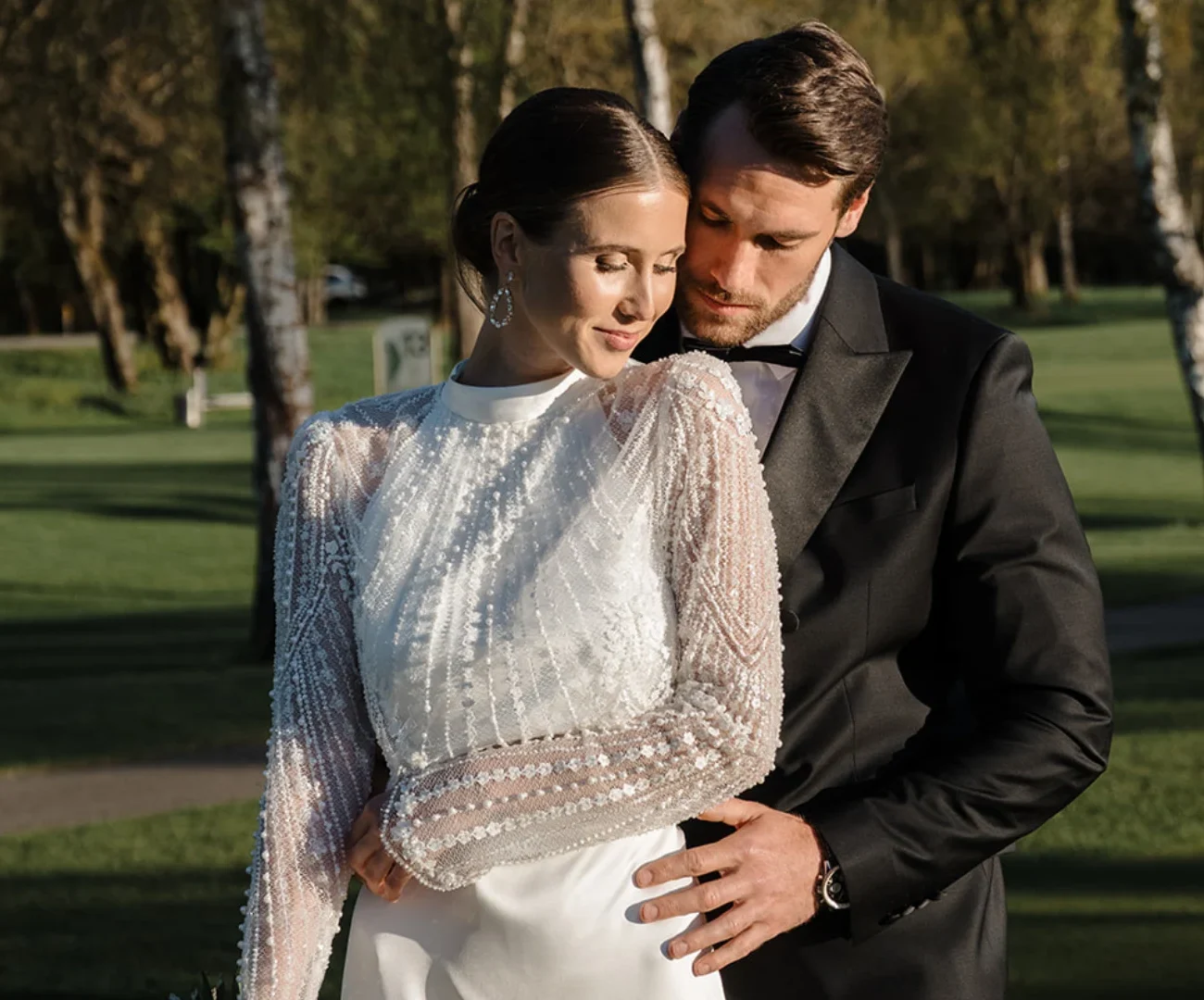 Wedding Day Management El Día – Brautpaar im Abendlicht zwischen Birken