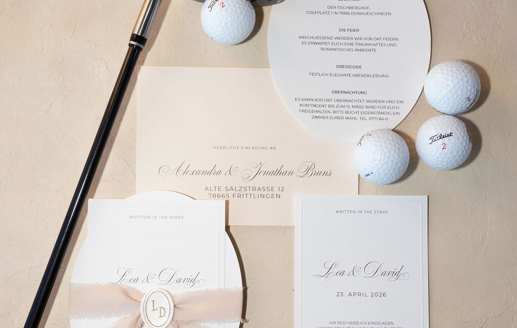 Hochzeitspapeterie mit Golfschläger und Ball – Detailkarte einer Hochzeit im Öschberghof Donaueschingen