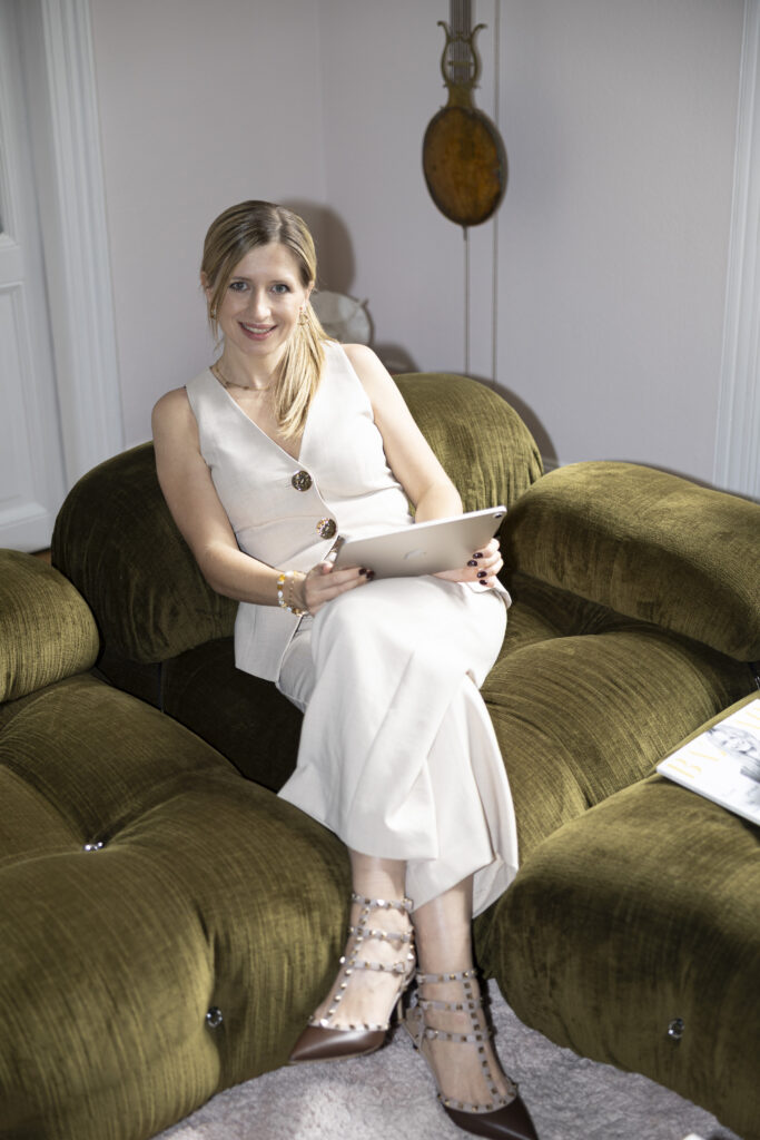 Alexandra Rees bei der Planung einer Hochzeit