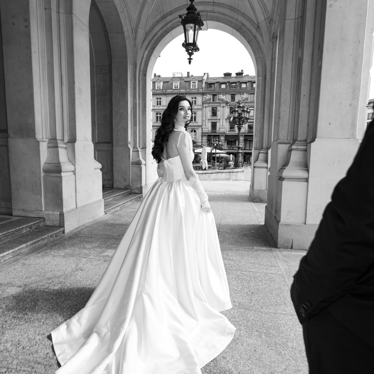 Schwarz-Weiß-Aufnahme der Braut in einer Säulenhalle – The Skyline Affair, Hochzeit von Zoe & Fays, geplant von La Alegría
