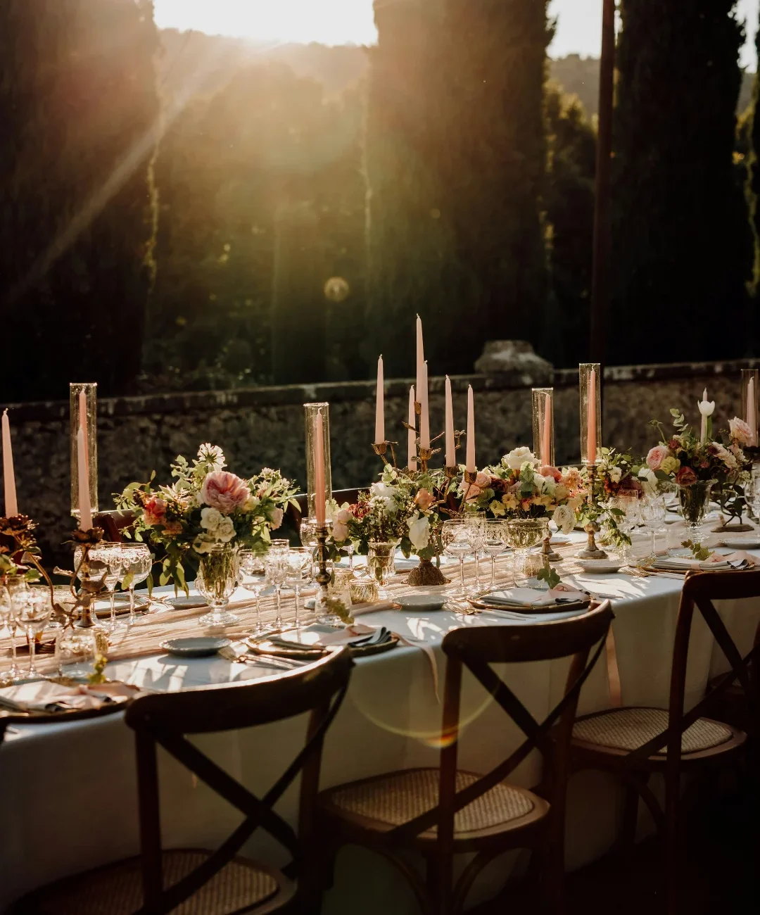 Festlich gedeckte Hochzeitstafel mit Kerzen und Blumen im Abendlicht – Hochzeitsplanung La Alegría