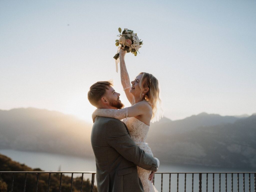 Brautpaar bei einer eleganten Hochzeit am Gardasse in Italien